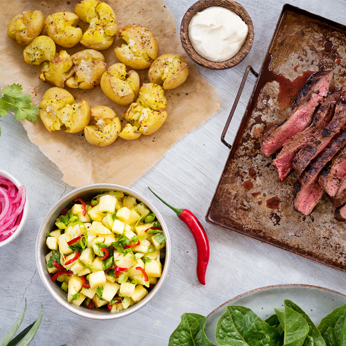 Grillad flankstek med potatis och tillbehör från Gröna gårdar